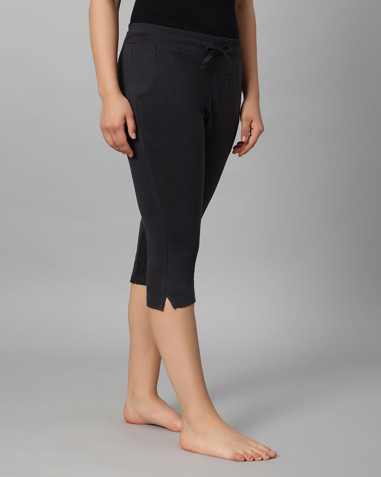 BlueNixie Women 3/4th Cotton Plain Capri